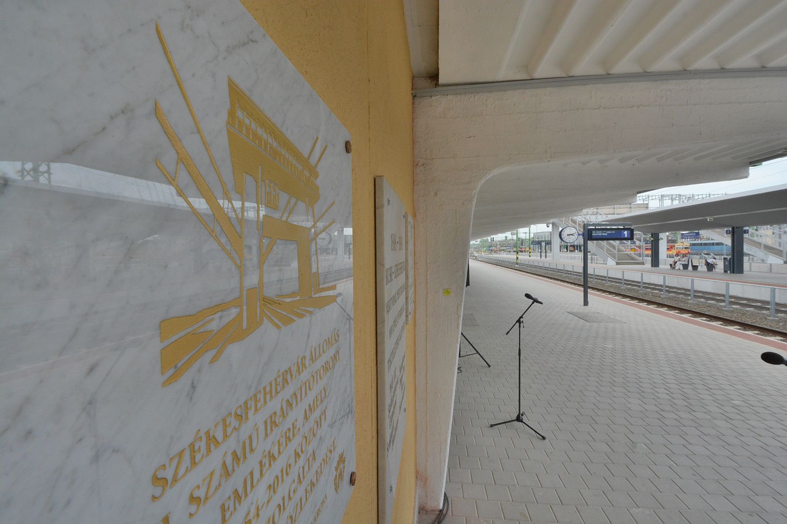 Emléktábla a Székesfehérvár Állomás II. számú irányítótorony emlékére